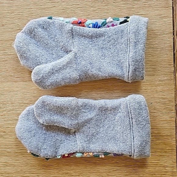 Hand Made 1 of a Kind 100% Wool Hat and Bernie Mittens - Picture 4 of 6